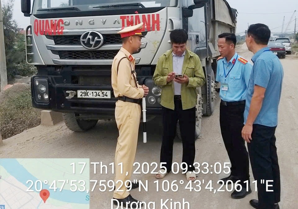 Đội Cảnh sát giao thông đường bộ số 2: Phối hợp xử lý 02 trường hợp điều khiển xe vượt quá tải trọng đi trên đê